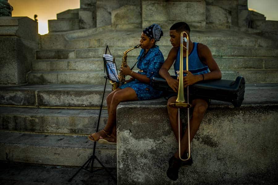Viaje Fotográfico Cuba La Habana Malecon Retrato Documental Musicos Nacho Marlats Fotografía de Viajes
