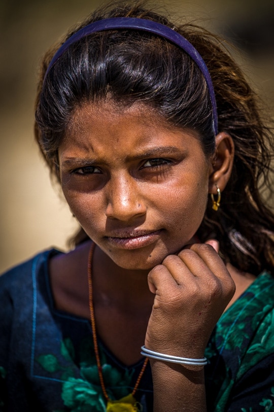 Viaje Fotografico India con Nacho Marlats nina en aldea en el desierto de thar Los Fotonautas